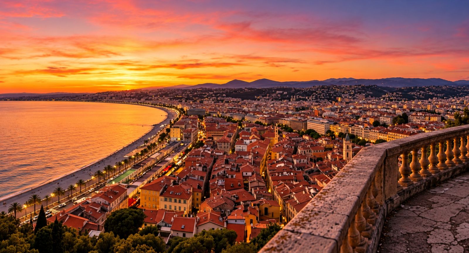 La baie des Anges au coucher du soleil