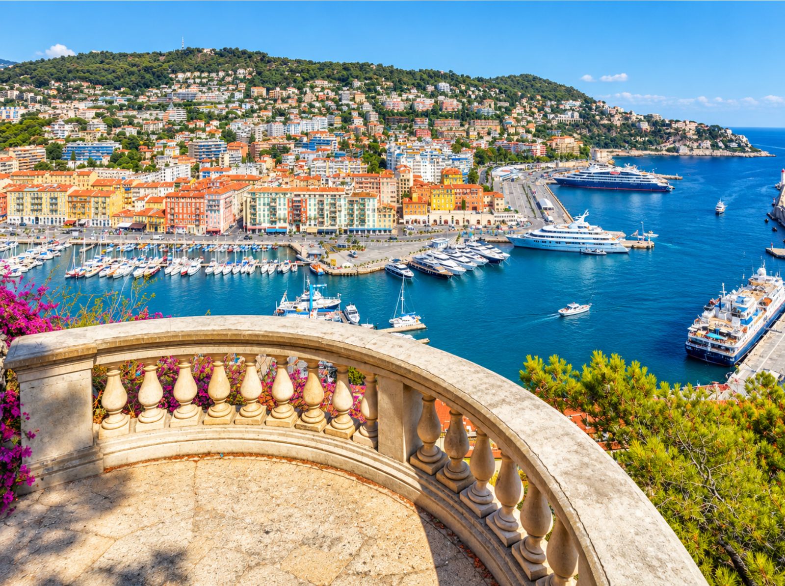 Le port de Nice vu de la colline du Château